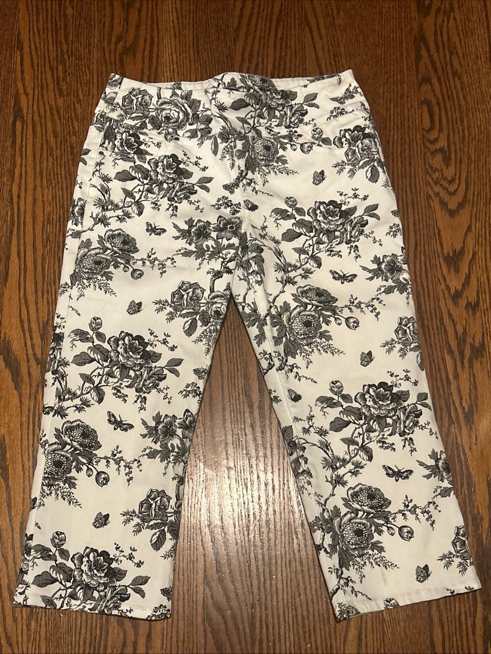 Chadwick’s Black & White Floral Capri Pants